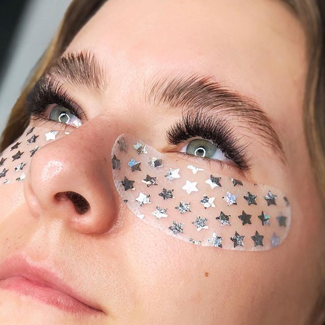 Can we just take a moment to appreciate these ever so slightly textured lashes and fluffy brows? If you had to pick between doing only lashes or brows, then which would you pick? I’m a cheater so I say both 🙃